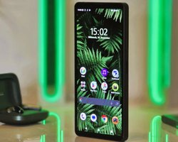 Компактный смартфон с мощным аккумулятором: какую модель советуют эксперты (фото)