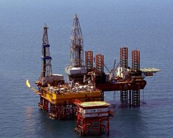 Горит в 130 км от берега: в ВМС ВСУ объяснили, били ли ракеты Х-22 РФ по "вышкам Бойка"