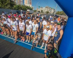 В Днепре провели массовый забег в вышиванках