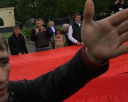 Во Львове на Холме Славы развернули красный флаг