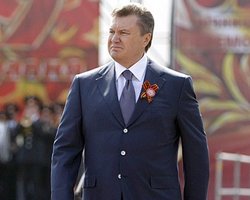 Янукович поздравил соотечественников с Днем Победы