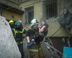 Тезка президента України врятували з-під завалів будинку в Дніпрі, її чоловіка та сина шукають (фото)