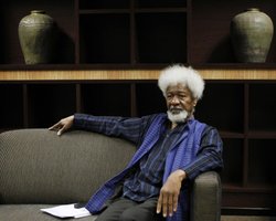 Нобелевский лауреат по литературе разорвал грин-карту из-за победы Трампа