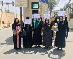 Первый протест при талибах: в Кабуле женщины вышли защищать свои права (видео)