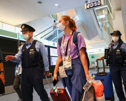 Білоруську легкоатлетку Христину Тимановську насильно вивозять з Японії після критики НОК (відео)