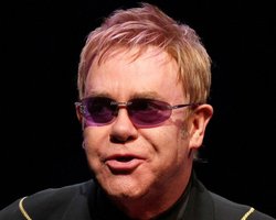 Элтон Джон выпустит книгу о своих друзьях, болевших СПИДом