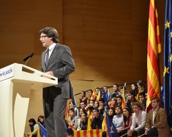 Пучдемон призвал каталонцев к мирному сопротивлению