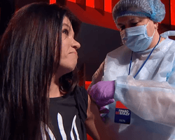 В Украине 5 знаменитостей и 5 врачей в прямом эфире привились от COVID-19 (видео)