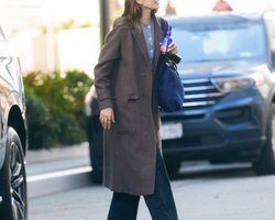 Кайя Гербер продемонстрировала стильное пальто на декабрь 2023 года (фото)
