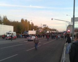 Участники беспорядков в Москве прорвались на овощебазу, к месту событий выдвигаются футбольные фанаты