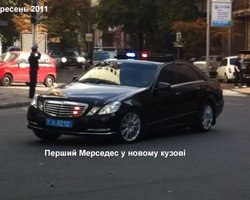 В кортеже Януковича появились два новых Мерседеса, - блогер