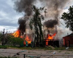 Около 400 россиян оказались в окружении в Волчанске и все больше сдаются в плен, — Forbes
