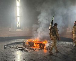 Сирийские повстанцы сожгли мавзолей отца Башара Асада (видео)