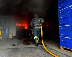 Россияне обстреляли Днепр: поврежден логистический терминал "Новой почты" (видео)