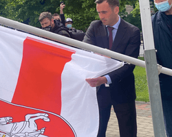 Затримання Протасевича: у Ризі замість прапора Білорусі підняли червоно-білий прапор (відео)