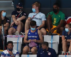 Олимпийский чемпион Том Дейли вязал свитер для собаки на трибуне в Токио (фото)