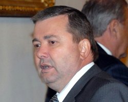 Уволенный министр труда из правительства не уходит