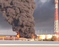 "Продовжує горіти": нові супутникові знімки з нафтобази "Атлас" після атаки БпЛА (фото)