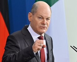 Украина должна лишь защищаться: Запад не хочет менять действующий режим в РФ, — Шольц