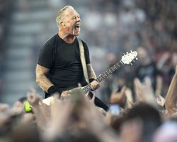 Лідер гурту Metallica назвав дівчину з України особливою: фанати вибухнули оплесками (відео)