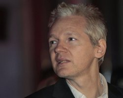 Ассанж и его мать огорчены решением суда об экстрадиции