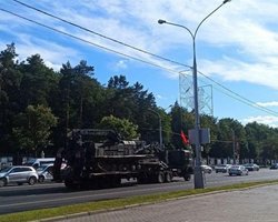 В центр Минска стягивают военную технику
