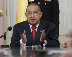 Чавес жив и продолжает управлять Венесуэлой - вице-президент