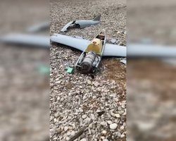 Не долетел до фортификаций ВС РФ: на пляже под Севастополем отыскали обломки БПЛА (фото)