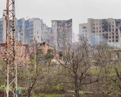 Отошли из центра: бойцы ВСУ в Бахмуте заняли новые позиции западнее ж/д полотна, — СМИ (видео)