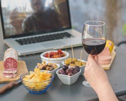 Праздник на удаленке. Как украинские компании проводят новогодние корпоративы онлайн