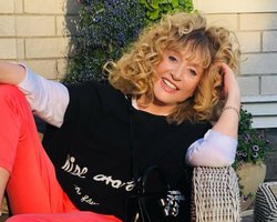 76-річна Алла Пугачова вперше вийшла у світ, спираючись на тростину (фото)