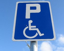 В Украине на автостоянках выделят бесплатные места для инвалидов