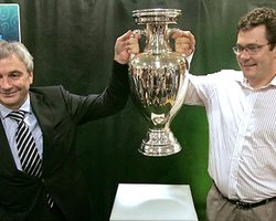 Директор УЕФА показал новый кубок к Евро-2012