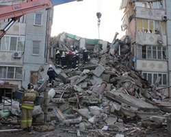 Спасатели полностью разобрали завалы на месте полуразрушенного дома в Астрахани