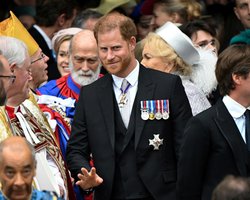 Больше, чем одежда. Принц Гарри появился на коронации Чарльза III в костюме от Dior