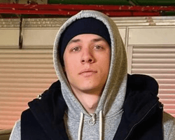 Клялся, что пойдет: известный российский певец не явился на сборы в военкомате