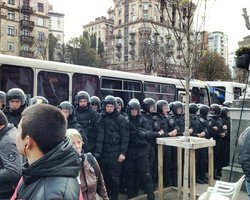 Беркут оттеснил митингующих с проезжей части Крещатика