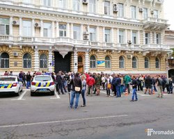 В Одессе около 100 человек вышли на митинг из-за покушения на Михайлика
