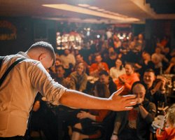 "Подпольный стендап", телеканалы и издательства: какие еще компании получили бронь от мобилизации