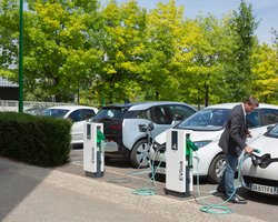 Электрозаправки от Schneider Electric