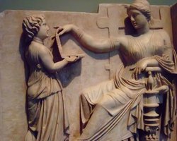 На древней скульптуре заметили "путешественницу во времени" с ноутбуком (фото)