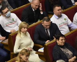 Під час виступу Зеленського футболки "Проти олігархів" не одягли близько 30 "слуг", — джерело