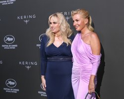 Ребел Уилсон посетила вечеринку в Каннах со своей невестой (фото)