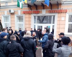 В Берегово полиция не дала сжечь флаг Венгрии