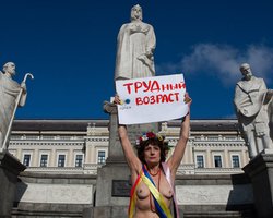 Пенсионерка из Femen появилась топлесс в центре Киева 