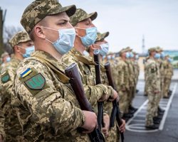 "Отмените сегрегацию": Зеленского просят призывать в армию не только мужчин