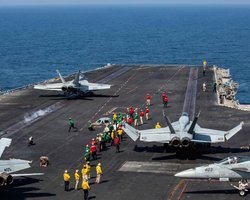 Дим над Перською затокою: Іран атакував танкери і нафтову платформу (фото)