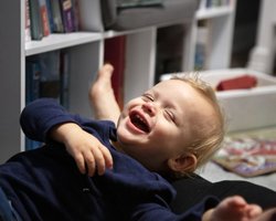 Мама тоже смеялась: малыш взорвал сеть "заразительным" хохотом с каждой реплики папы (видео)