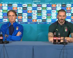 Флешмоб триває: гравець збірної Італії запив пиво "Кока-Колою" (відео)