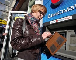 Текущие счета. Украинцы, опасаясь кризиса, забирают деньги с банковских депозитов